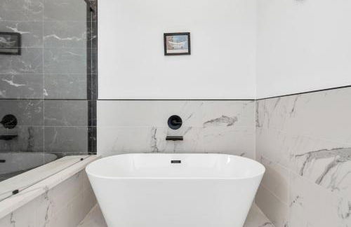 Tranquil Downtown Escape with Backyard - Photo 67