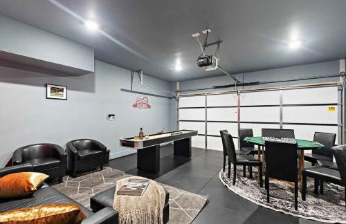 Private Home with Rooftop Game Room near Downtown - Foto 46