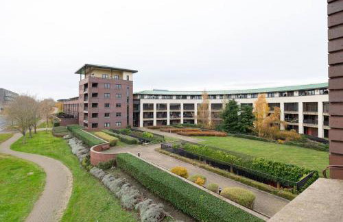 Luxury 2 bed, Central, Free Parking, Smart TV By Valore Property Services - Photo 6