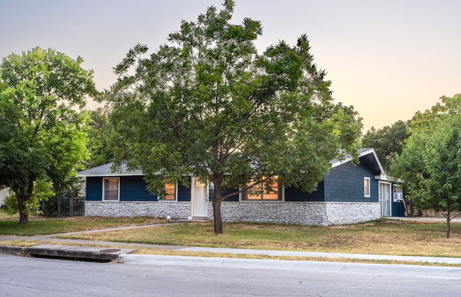 Upstay - Bungalow w Games Golf Fire and Patio - Photo 22