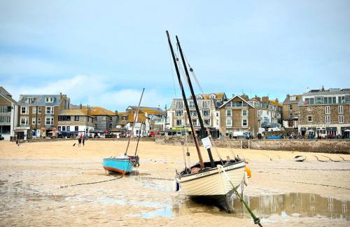 Knocker Cottage is a 3 bedroom made up of 1 double bedroom and 2 small double bedrooms in small village 10 min to beaches - Photo 29