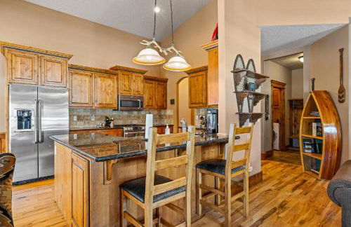 New! Black Bear Inn - Pet friendly - trailer parking - walk to lake - rustic - Foto 4