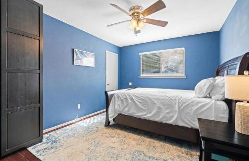 Spacious 4BR w Fenced Yard - Foto 12