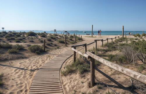 Costa Dorada Beach Villa with Shared Pool and Terrace - Foto 28