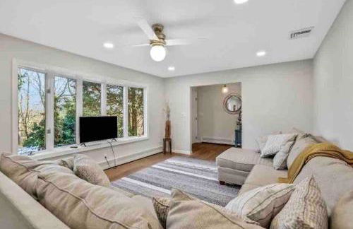 3 Bedroom Hilltop Escape with 5 Private Acres and Hot Tub - Foto 7