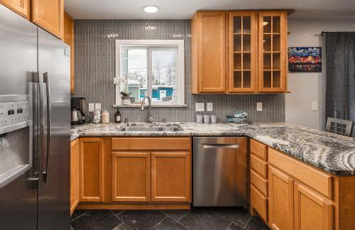 Cozy City Stay, 3bdrm near Airport - Photo 24