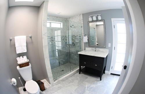 Stunning 8 bedroom 6 bathroom Pool Home - Photo 37