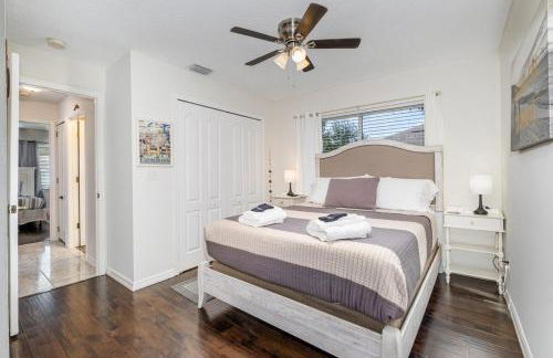 Elegant 4BR Pool Sanctuary - Ideal for Work or Play! - Foto 15