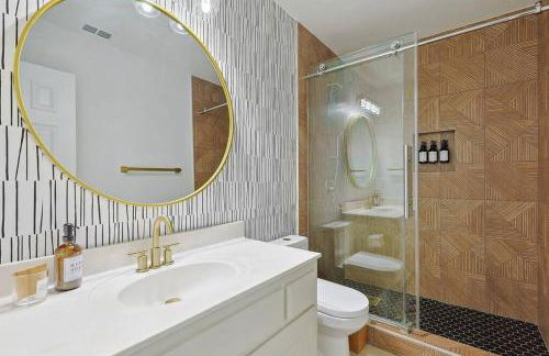 Wellness Oasis 5BR W Pool + Huge Yard + Fire Pit - Foto 38