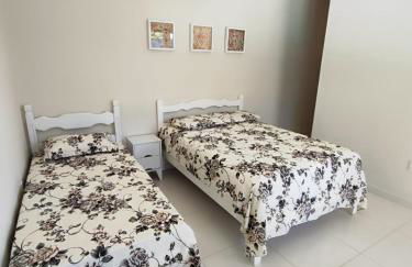 ESPAÇO PÉROLA GUANABARA, 70 Metros do Mar, 4 Suítes independentes COM AR, Área Gourmet Integrada com Piscina,Churrasqueira, 900 Metros de CASTELHANOS, ideal para FAMÍLIAS E AMIGOS - Foto 23