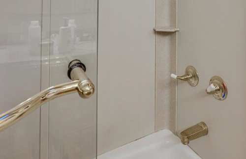 Hot Tub and Whale Watching! Scenic Sitka Escape - Foto 26