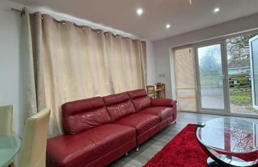 2BR Bungalow with Parking - Sunbeam Haven - Foto 24