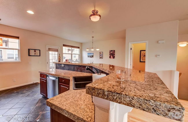 3BR Downtown Townhome /w Stunning Balcony Views! - Photo 13