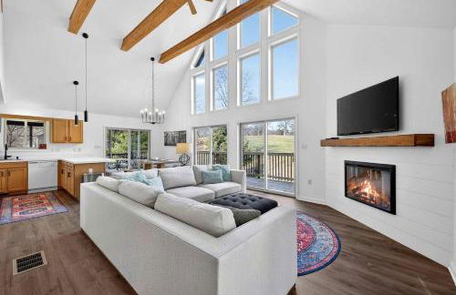 Bright Mountain Cabin with Game Room & Golf Course Views Near Hedgesville, West Virginia - Foto 9