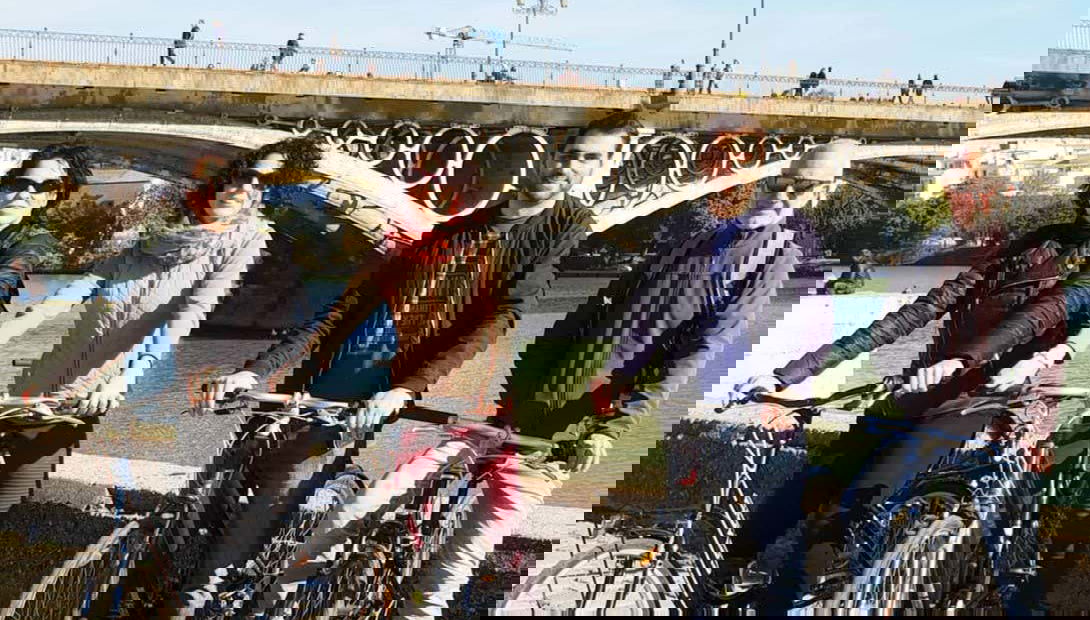 Pedaleando frente al puente de Triana