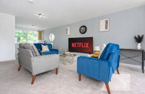 Beautiful Orpington Home w Pool Table and Driveway - Photo 3