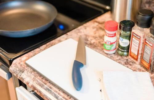 Lovely 3-bedroom rental unit with free parking! - Photo 20