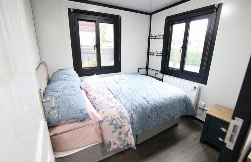 Sunset Retreat Cabin, Private Hot Tub with Mini Cinema Projector & Garden views - Foto 57