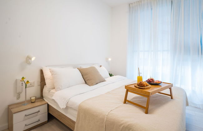 Sunlit Urban Escape with Balcony by Sea N Rent - Foto 8