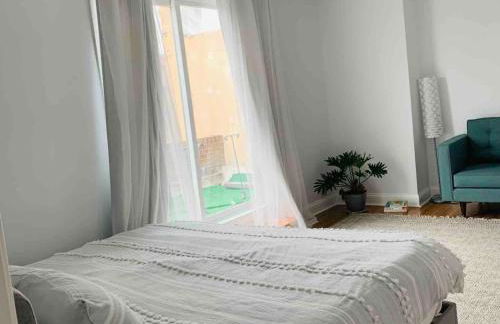 A Regal Retreat- Exclusive Parking, Prime Location - Foto 14