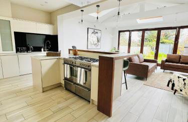 Modern 5 Bed 3 Bath House - Photo 21