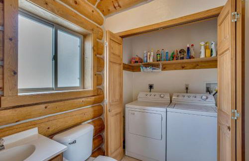 Deck and Pond Views! 2-Acre, Woodsy Rocky Mtn Haven - Foto 16