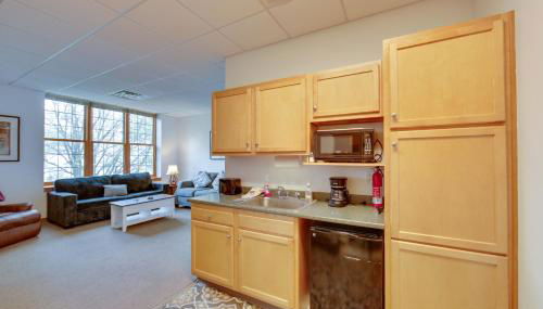 20 Mi to Dtwn Pittsburgh Pet-Friendly Apartment - Photo 2