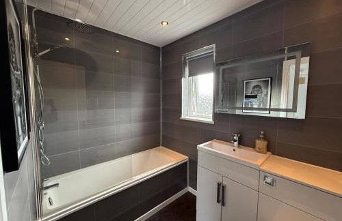 Contractors, Private Driveway for Multiple cars, Wifi, Long Stay - Photo 15