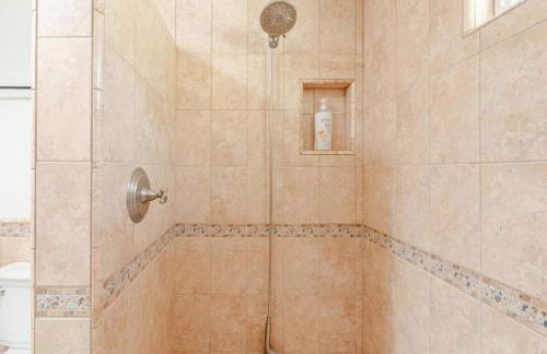 Spacious and Exclusive Oasis 6BR 3BA - Photo 19