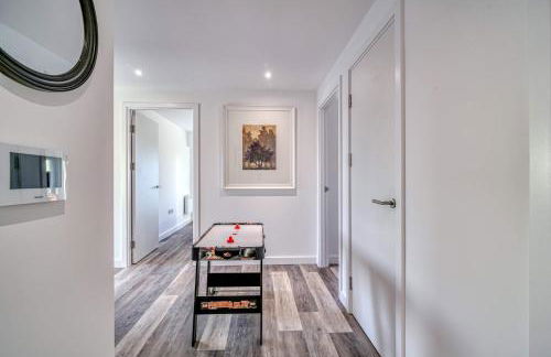 2-BR Flat - City & Town Centre View -1 Minute to Train & Tram Station - Sleeps 5 - Foto 6