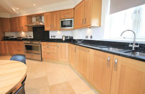 STYLISH, BEACHSIDE apartment, sea views - Foto 4