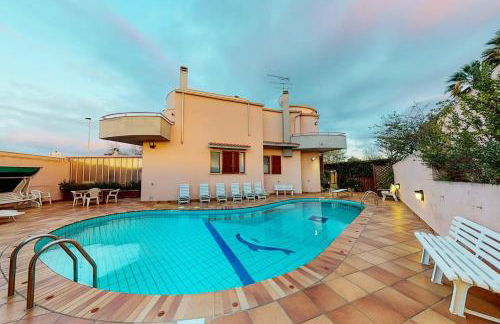 Villa con piscina e giardino a due passi dal mare. - Foto 1