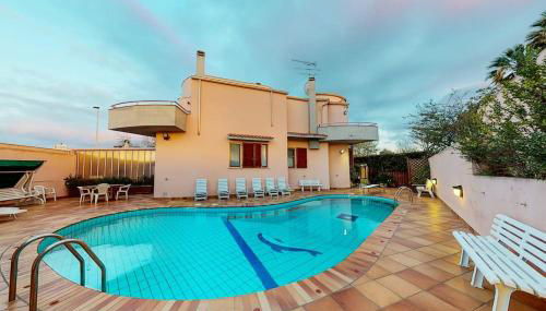 Villa con piscina e giardino a due passi dal mare. - Foto 1, sunbed