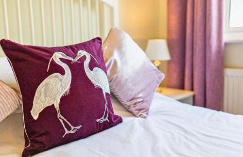 Central 2 Bed House w/ Garden and Free Parking! - Photo 20