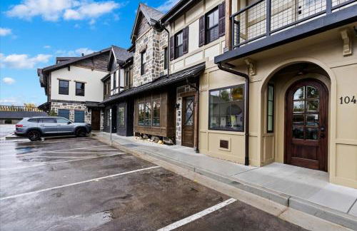 The Bee Room - Cozy Retreat on Midway Main Street - Photo 17