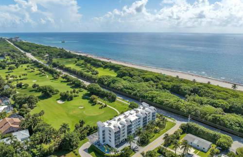 Across from Beach | Balcony • Pool • Parking • 2BR - Foto 2