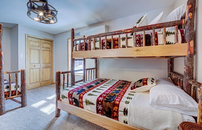 Over the Top Lodge by Avantstay Hot Tub, Shared Pool, Beach/lake Access - Foto 8