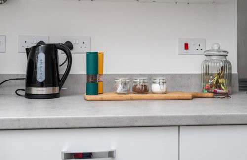 Spacious Milton Keynes Townhouse 2 Designated Parking Spaces Near Centre MK, MK Bowl, Universal Studios & Transport Links Ideal for Families & Contractors - Foto 34