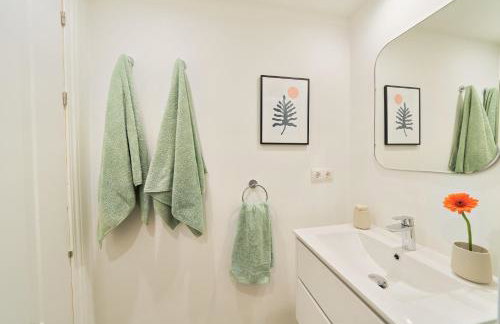 Modern City Centre Apartment w/ Terrace & Fast WIFI - Foto 16
