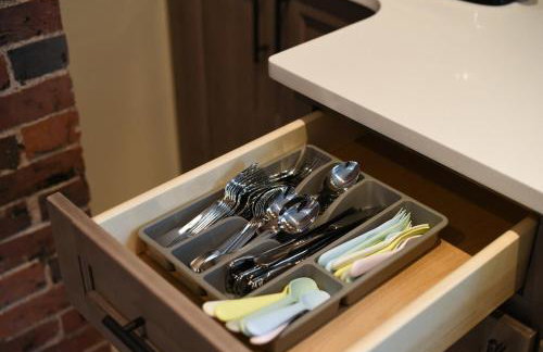 FREE Parking, Netflix in East Liberty By Parks and Uni - Foto 34