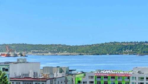 City Water View Oasis with Pool & Gym near Cruise in Heart of Seattle - Foto 5