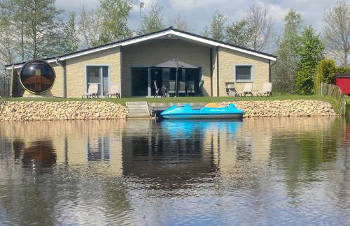 Ferienhaus Deluxe, direkt am See, mit hauseigener Panorama Außensauna, zwei Badezimmern, Tretboot, Kamin, in direkter nähe zum Kinderspieleparadies sowie Reit- und Ponyhof, 1 bis 8 Personen - Photo 1