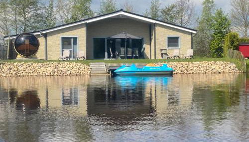 Ferienhaus Deluxe, direkt am See, mit hauseigener Panorama Außensauna, zwei Badezimmern, Tretboot, Kamin, in direkter nähe zum Kinderspieleparadies sowie Reit- und Ponyhof, 1 bis 8 Personen - Foto 1