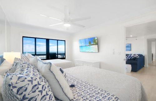 Luxury direct oceanfront corner with large private balcony, heated pool and garage - Photo 34