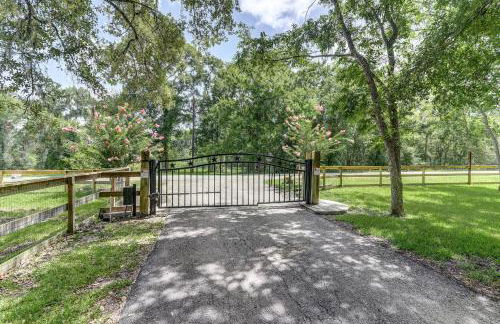 The San Bernard River waterfront provides private access to a spa, boat ramp, and jet skiing - Photo 10