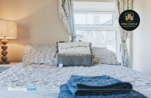 Exclusive Deals l Last-Minute Specials l Free Parking I Short term Booking l Garden I Sleeps Up to 6 l 3 Bed & 2 Bath I One Castle Apartments Short-lets and Serviced Accommodation - Photo 19