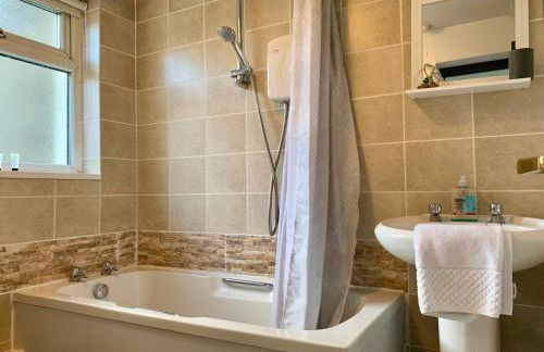 Cheerful - 3 Bed - Serviced Accommodation - In Heart of Northumberland - Sleeps 6 - Foto 25