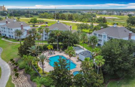 3-BR Condo with Dreamy Balcony Views, Walk to Pool - Foto 58