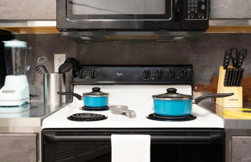 Rustic Luxe Loft , A King Bed Hideout with Edge - Foto 18