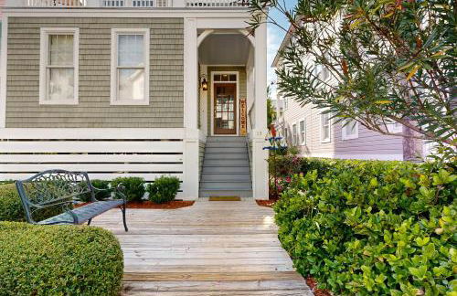 Luxury cottage with pools & multiple decks, 1/2 block to beach - Foto 2